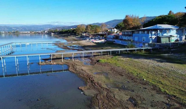 İznik Gölü’nün en büyük iskelesi de karaya oturdu