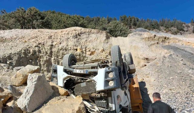 Kahramanmaraş’ta hafriyat kamyonu devrildi: 1 yaralı