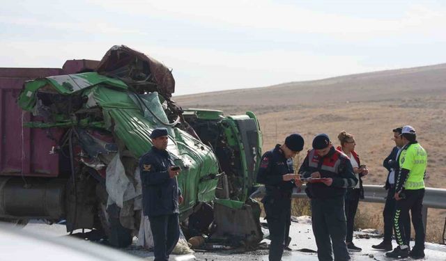 Kamyonların kafa kafaya çarpıştığı kazada hayatını kaybeden sürücülerin kimlikleri belli oldu