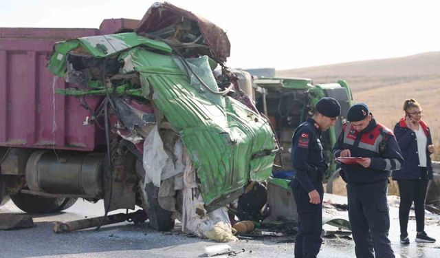 Karşı şeride geçen kamyon başka bir kamyonla çarpıştı: 2 ölü