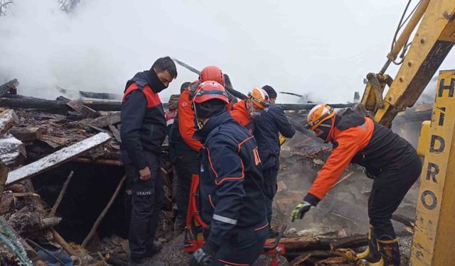 Kastamonu’da iki katlı ev küle döndü: Evdeki baba ve engelli oğlu aranıyor