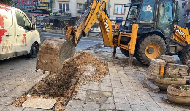 Kentte kaldırım tamiratları yapılıyor