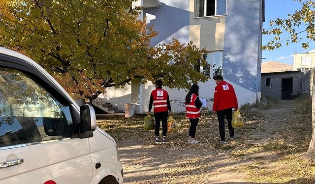 Kızılay’dan ihtiyaç sahibi ailelere kıyafet ve gıda desteği