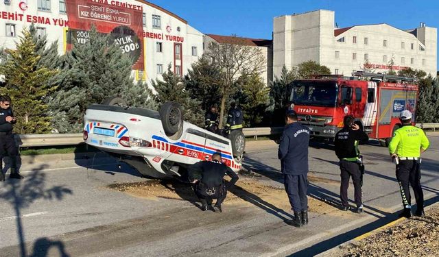 Kocaeli’de direğe çarpan jandarma aracı takla attı: 2 jandarma yaralı