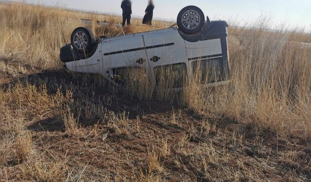 Konya’da hafif ticari araç takla attı: 2’si çocuk 3 yaralı