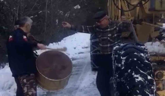 Köylerinin yolunu açan iş makinesi operatörünü davul, zurnayla karşıladılar