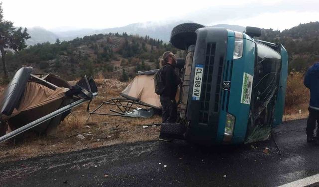 Minibüs devrildi, yabancı uyruklu sürücü yaralandı