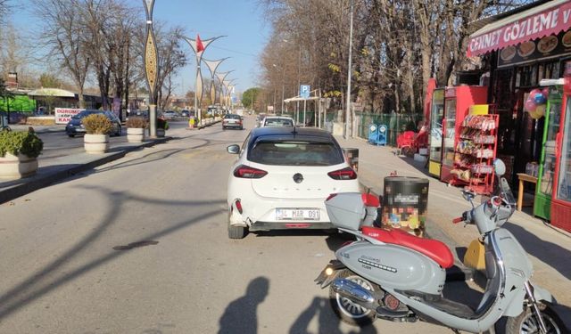 Motosiklet park halindeki otomobile çarptı: 2 yaralı