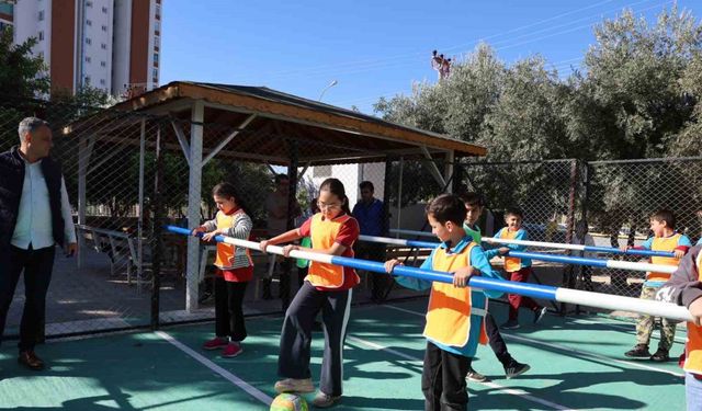 Okul bahçesinde canlı langırt, renkli görüntüler oluşturdu