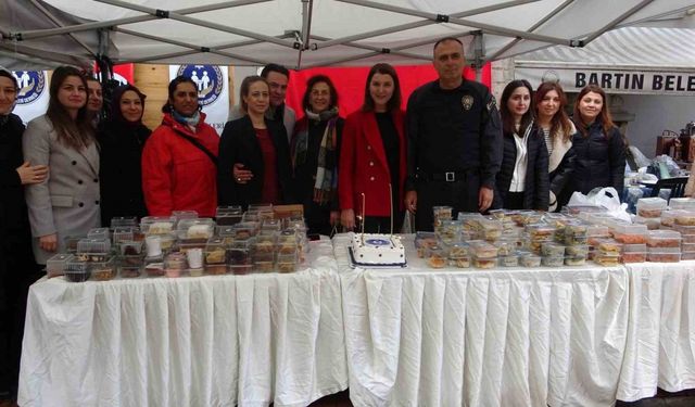 Polis eşlerinden birliktelik pastası