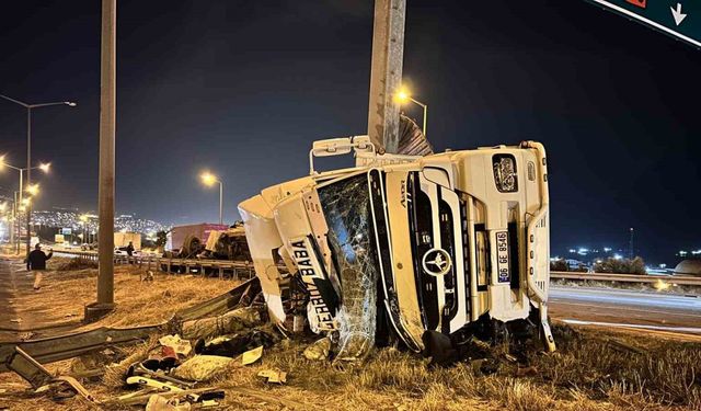 Refüje çarpan tır yan yattı, kasasındaki araçlar yola savruldu