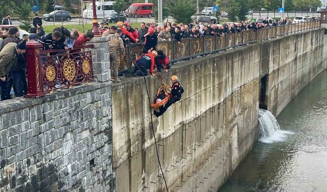 Rize’de öğrenci servisi ile çarpışan cip dereye uçtu: 10 yaralı