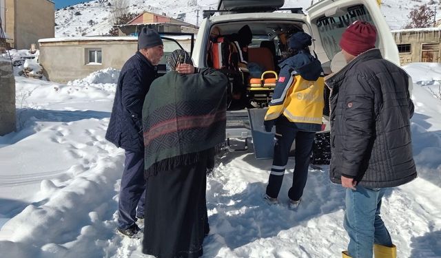 Sağlık ekipleri karlı yolları aştı köyde yaşayan hastanın imdadına yetişti