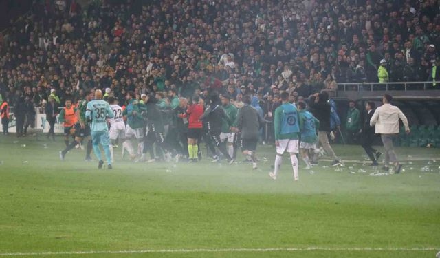 Sakaryaspor-Kocaelispor maçında ortalık karıştı, maç 15 dakika uzadı