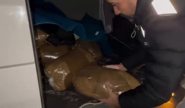 Samsun’da polisin arama yaptığı araçta 475 kilogram kaçak tütün ele geçirildi