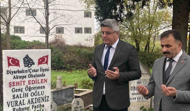 Şehit Öğretmen Vural Akdeniz, kabri başında anıldı