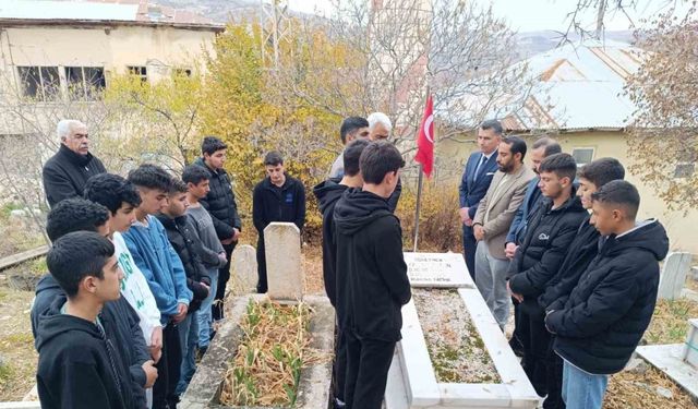 Şehit öğretmen Yaşar Uytun, kabri başında anıldı