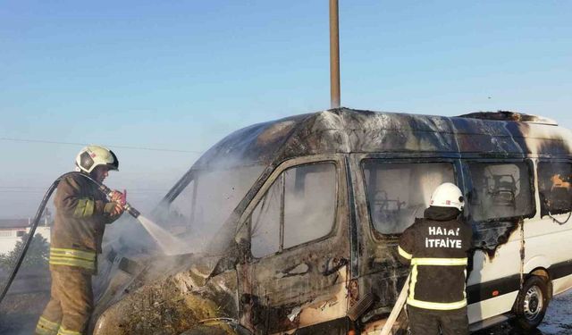 Seyir halindeki minibüs alevlere teslim oldu