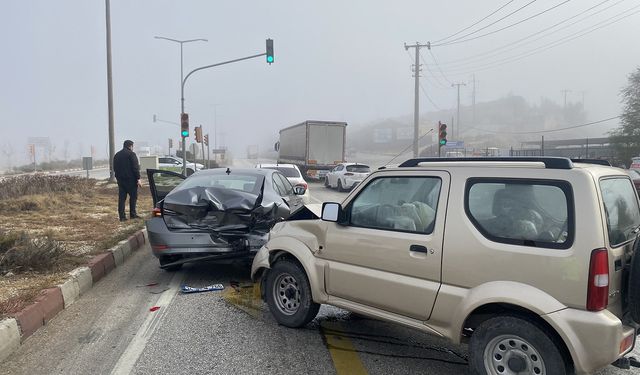 Sisli hava zincirleme kazayı beraberinde getirdi: 2 yaralı