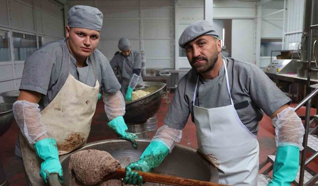 Tahin helvasını şeker yerine hurma suyuyla tatlandırıyorlar