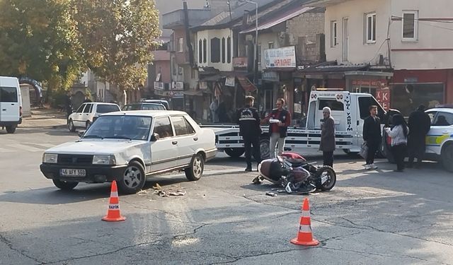 Ters yönden gelen otomobil motosiklete çarptı: 1 ölü