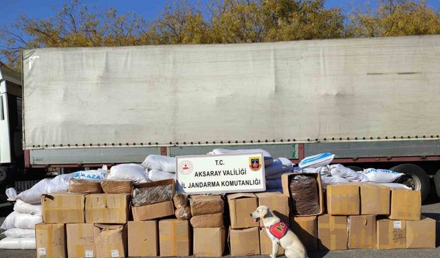 Tırın dorsesinde 1 ton 734 kilo kaçak tütün ele geçirildi