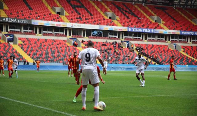 Trendyol 1. Lig: Yeni Malatyaspor: 0 - Sakaryaspor: 1 (İlk yarı)