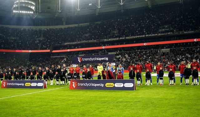 Trendyol Süper Lig: Beşiktaş: 2 - Göztepe: 1 (Maç devam ediyor)