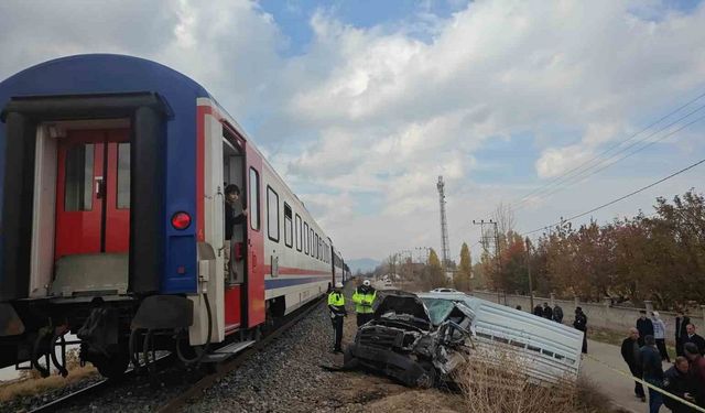 Trenle kamyonet hemzemin geçitte çarpıştı: 1 ölü, 1 yaralı