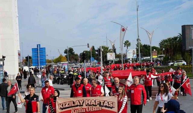 Türk Kızılay’dan bayrak yürüyüşü