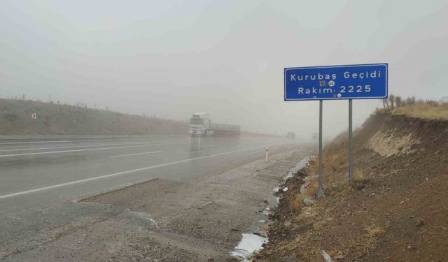 Van’da Kurubaş Geçidi’nde yağmur ve yoğun sis etkili oldu