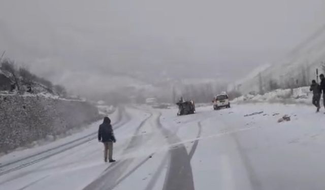 Yüksekova’da iki araç kafa kafaya çarpıştı: 4 yaralı