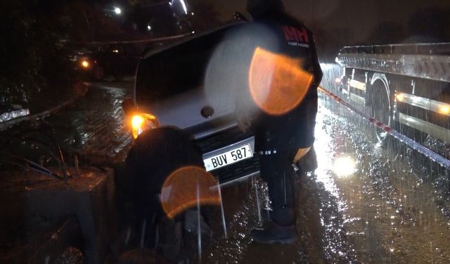 Alanya’da yol çöktü, 3 araç çukurda mahsur kaldı