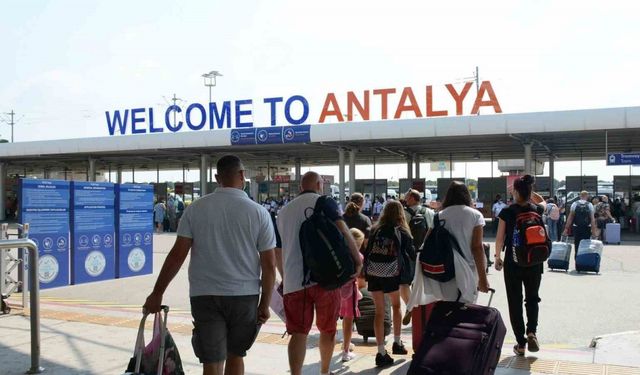 Antalya turizmde rekor yolunda: 11 ayda 16 milyonu aşkın ziyaretçi