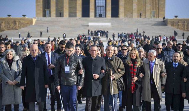 CHP Genel Başkanı Özel, engellilerle birlikte Anıtkabir’i ziyaret etti