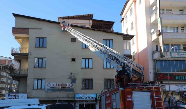 Hakkari’de tehlike oluşturan buz sarkıntıları temizledi