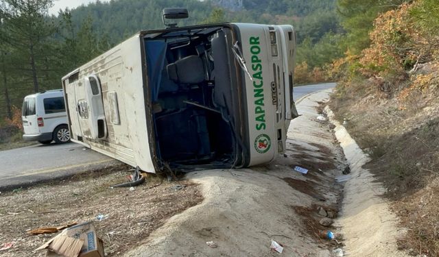 İlkokul öğrencilerini taşıyan midibüs devrildi: 7 öğrenci, 2 öğretmen ve şoför yaralandı