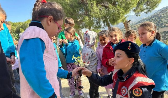 Jandarma, öğrencilere doğa sevgisini aşıladı