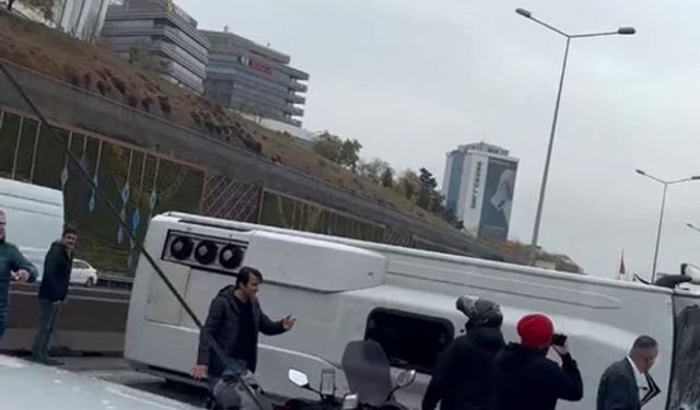 Maltepe E-5 Karayolu Ankara istikametinde seyir halindeki bir minibüs yan yattı. Olay yerine çok sayıda sağlık ve polis ekibi sevk edildi.