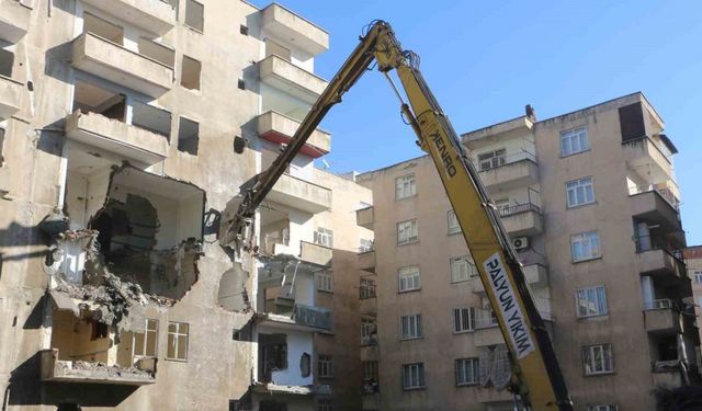 Diyarbakır’da depremden etkilenen ağır hasarlı binaların yıkımı devam ediyor