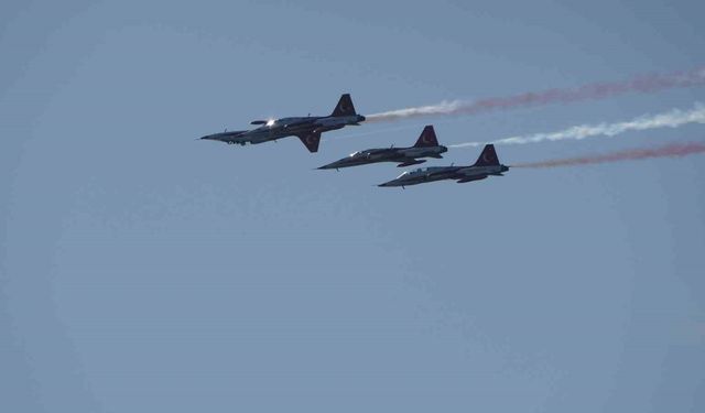 Türk Yıldızları Çanakkale semalarında nefesleri kesti
