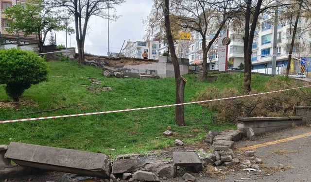 Fren sistemi arızalanan otobüsün parka daldığı anlar kamerada
