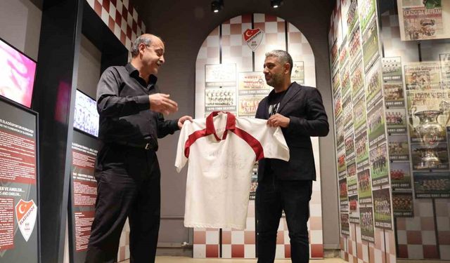 Elazığspor’un ilk kez Süper Lige çıktığı formayı, 23 yıl sonra müzeye bağışladı