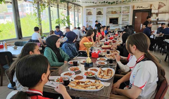 Kız voleybol takımları beldeye 2 kupa kazandırdı