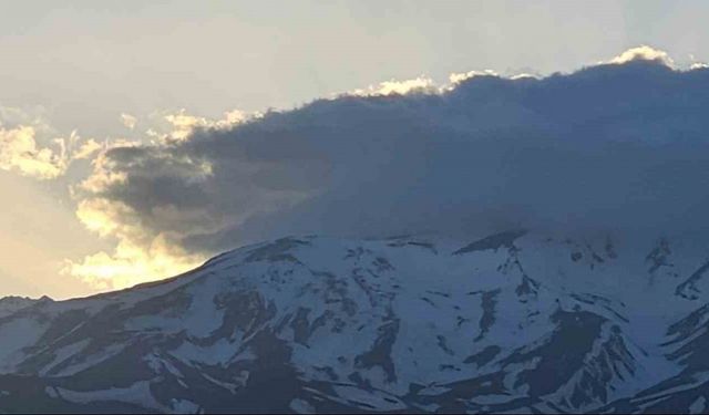 Süphan Dağı’nın zirvesindeki bulutlar görenleri hayran bıraktı