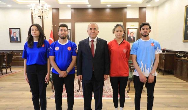 Vali Hatipoğlu, gençlerle bir araya geldi