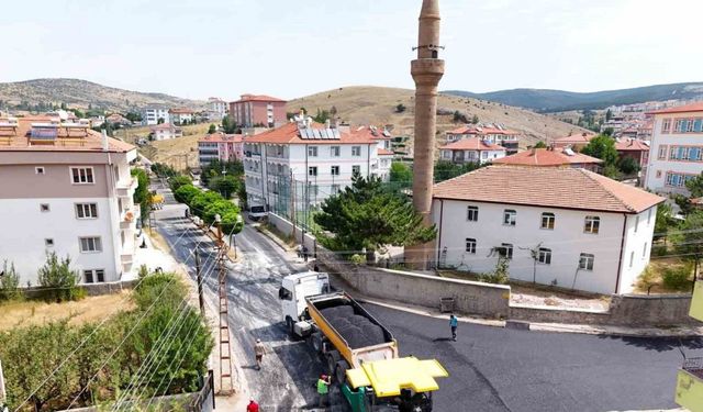 Akdağmadeni’nde cadde ve sokaklar sıcak asfalt ile yenileniyor