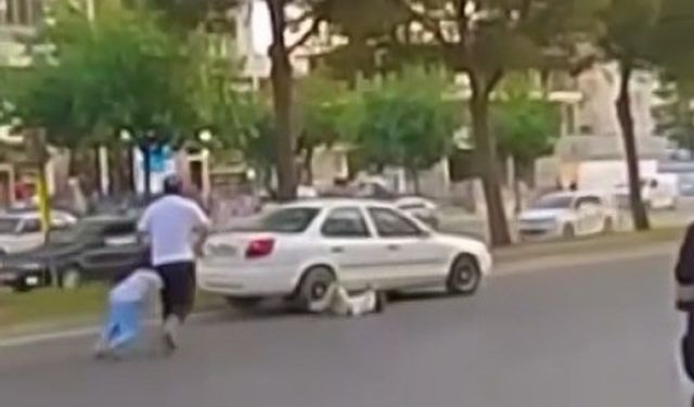 Babalarıyla yolun karşısına geçen çocuklara otomobil çarptı: O anlar kamerada
