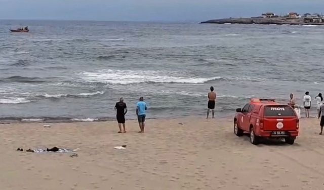 Denizde boğulma tehlikesi geçiren 2 kişi kurtarıldı, 1 kişi kayboldu