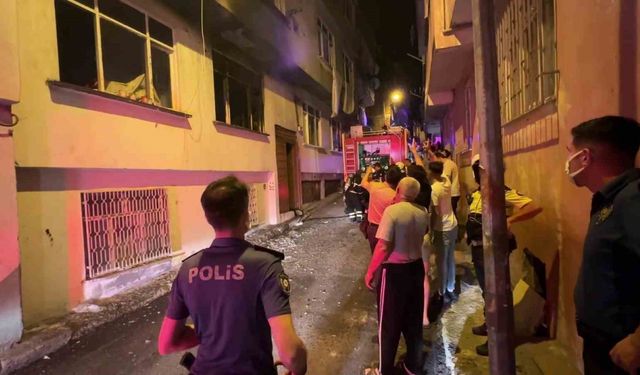 Samsun’da 3 katlı binada yangın: 3 kişi dumandan etkilendi
